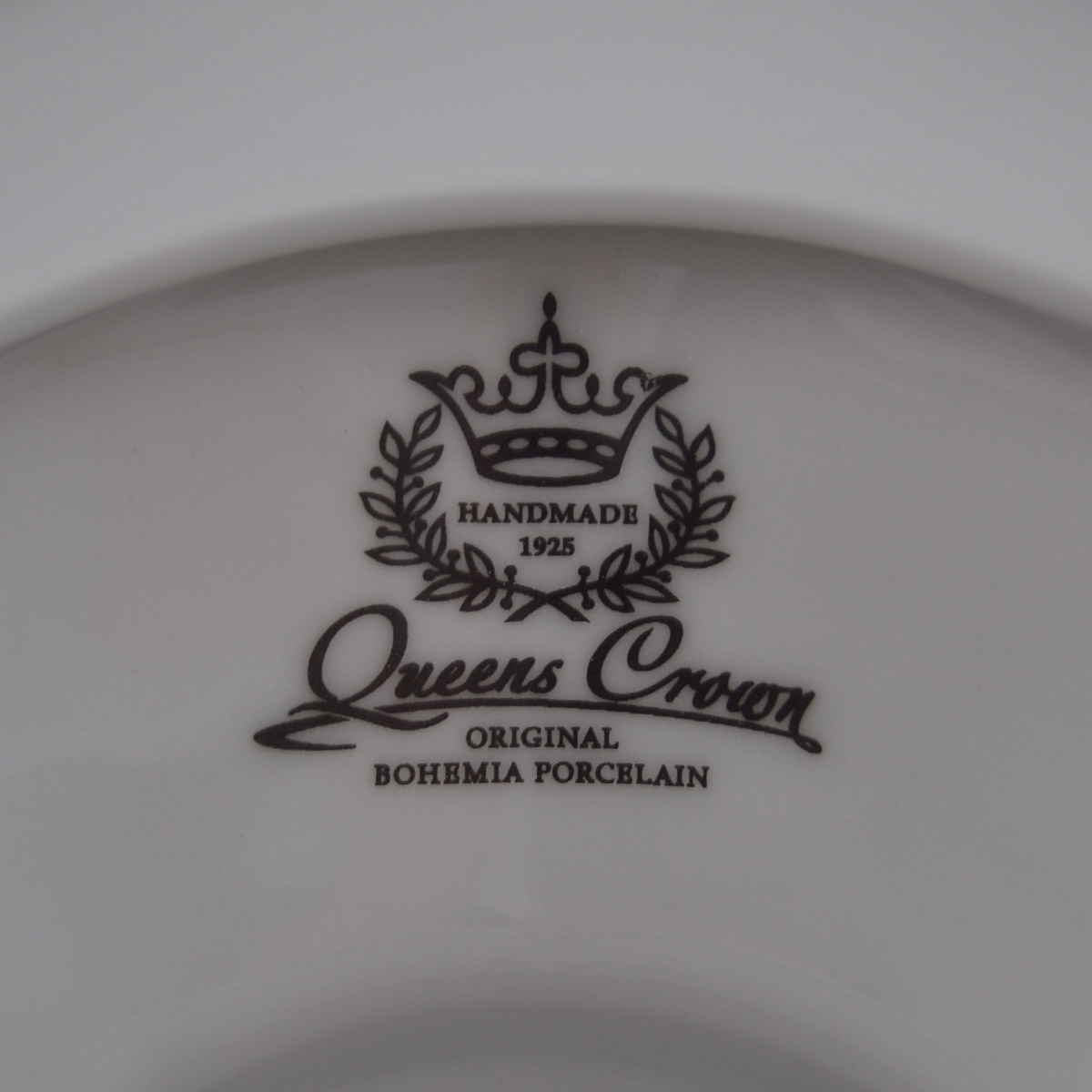 Блюдо квадратное на ножке Queen's Crown Охота красная 32*32 см 10